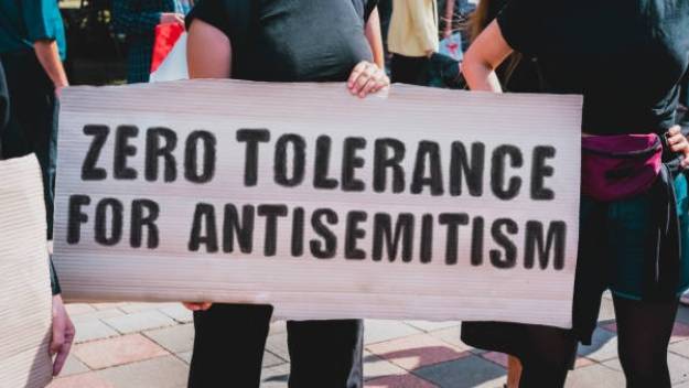 De meeste raadspartijen willen meer aandacht voor bestrijding van antisemitisme.