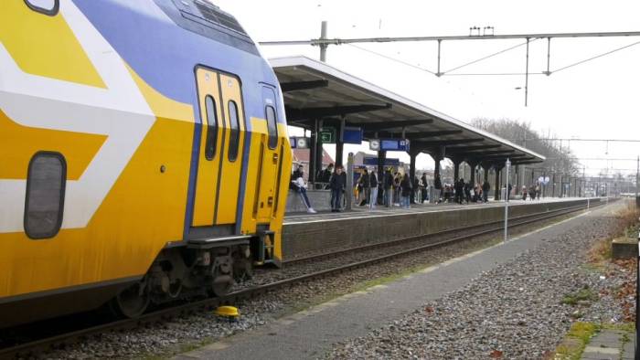 Een Zeeuwse trein komt aan op station Bergen op Zoom.