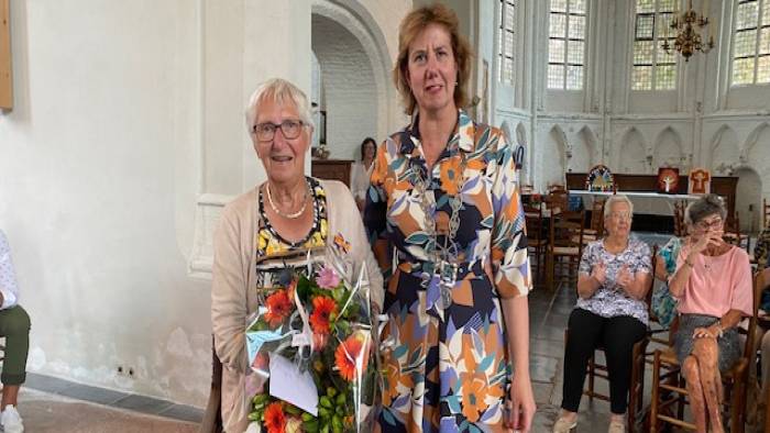 Tannie de Jonge kreeg haar onderscheiding opgespeld van burgemeester Margo Mulder.