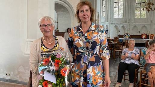 Tannie de Jonge kreeg haar onderscheiding opgespeld van burgemeester Margo Mulder.