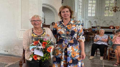 Tannie de Jonge kreeg haar onderscheiding opgespeld van burgemeester Margo Mulder.