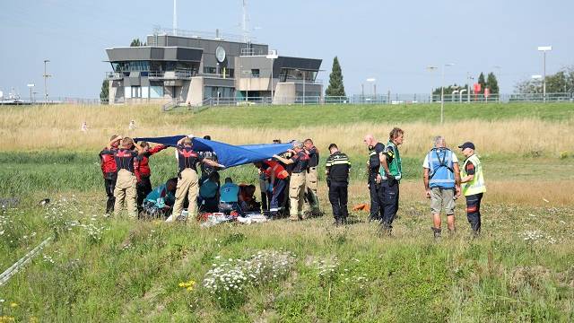 hulpdiensten ontfermen zich over het slachtoffer