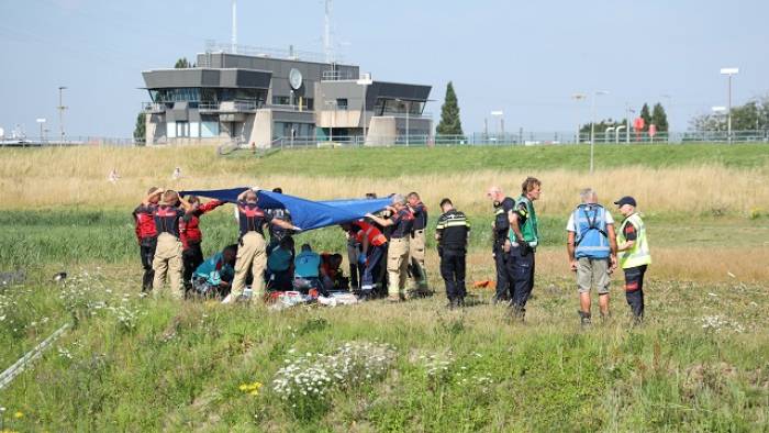 hulpdiensten ontfermen zich over het slachtoffer