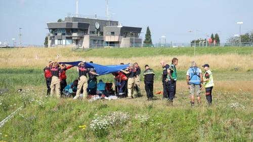 hulpdiensten ontfermen zich over het slachtoffer