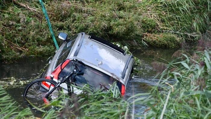 auto te water bij N256 Goes