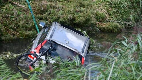 auto te water bij N256 Goes