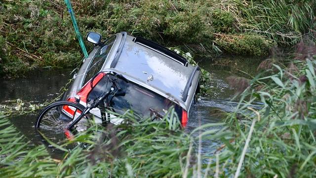 auto te water bij N256 Goes