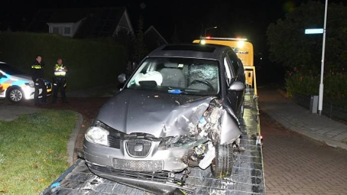 auto crasht op boom in Kapelle