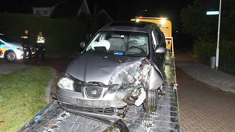 auto crasht op boom in Kapelle