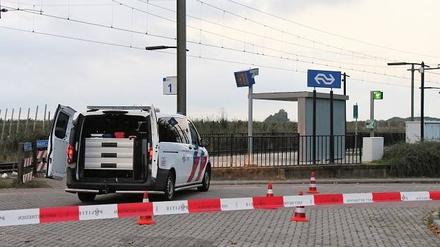 de politie onderzoekt de plaats van het ongeval