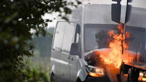 tussen beide voertuigen ontstond na de botsing brand