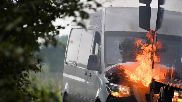 tussen beide voertuigen ontstond na de botsing brand