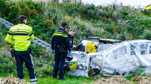 de TukTuk belandde onderaan de dijk