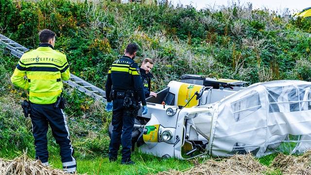 de TukTuk belandde onderaan de dijk