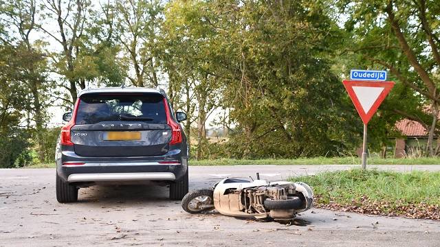 de scooter botste op de zijkant van de auto