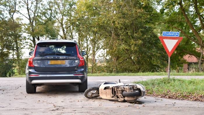 de scooter botste op de zijkant van de auto