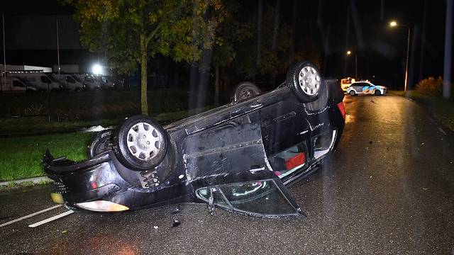 de auto was op een betonblok gereden