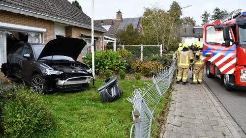 de auto kwam in de gevel tot stilstand