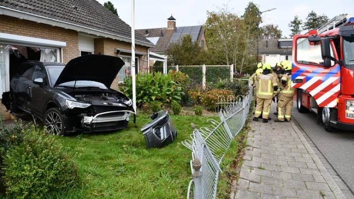 de auto kwam in de gevel tot stilstand