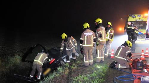 bij 's-Heer Abtskerke moest de bestuurder uit zijn auto bevrijd worden