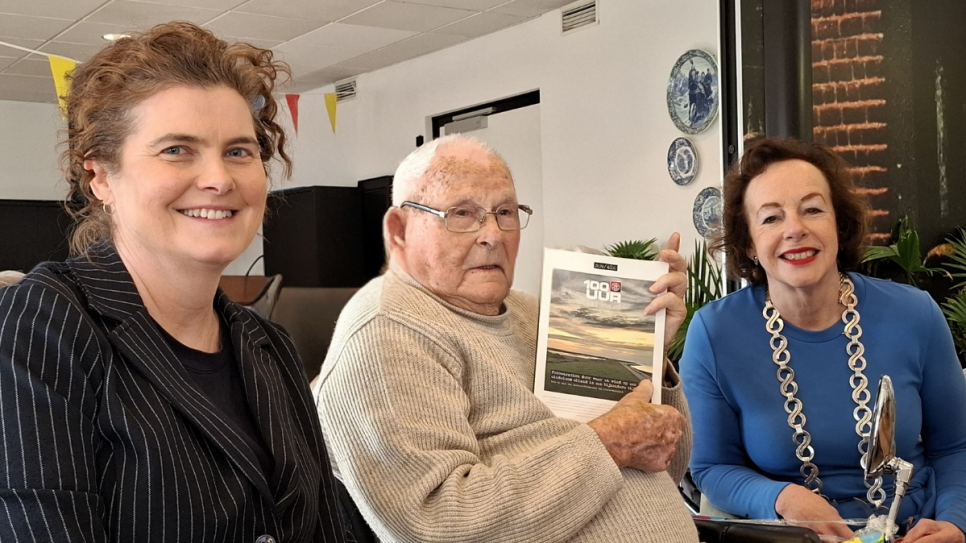 Boete Minneboo met het fotoboek. Rechts naast hem, burgemeester Loes Meeuwisse.