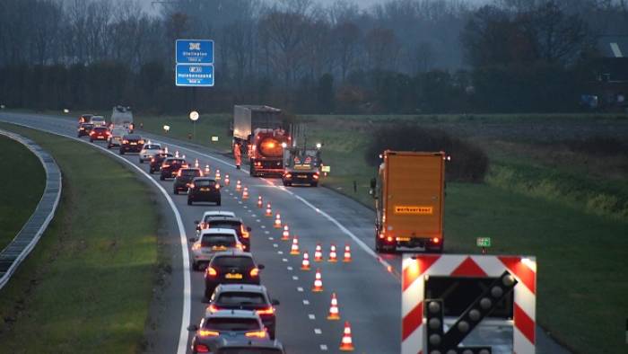 de gestrande vrachtwagen zorgt voor veel vertraging