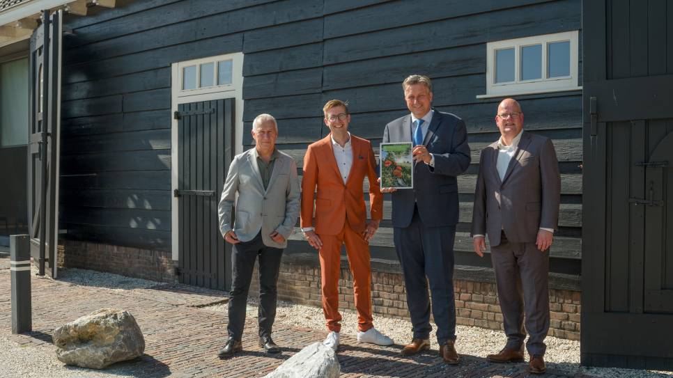 Overhandiging van het rapport door de heer Pille aan de kandidaat wethouders