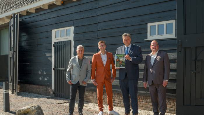 Overhandiging van het rapport door de heer Pille aan de kandidaat wethouders