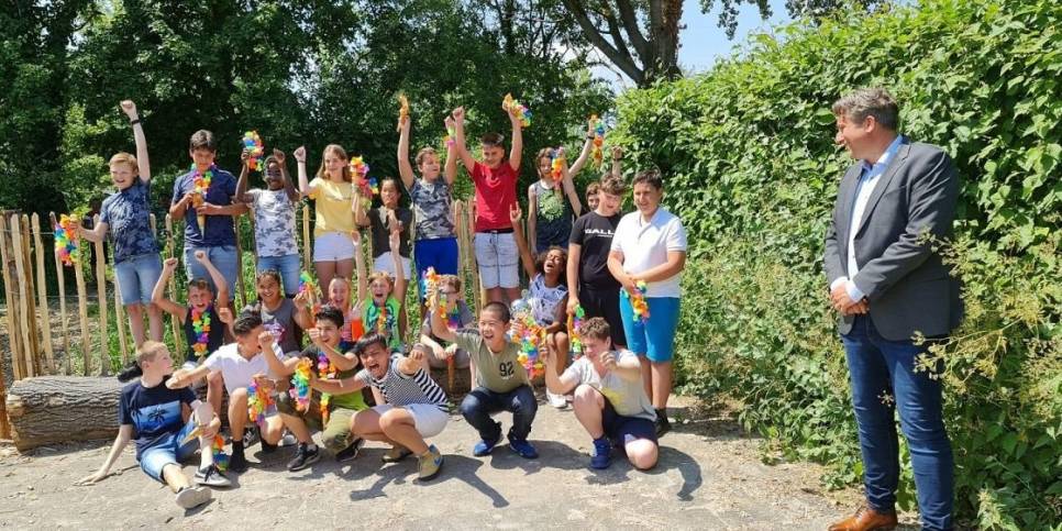 De leerlingen van groep 8 van Auris de Kring in Goes hebben de wisselbeker voor het praktisch verkeersexamen 2021 gewonnen. De leerlingen behaalden het beste resultaat tijdens het examen eind mei.