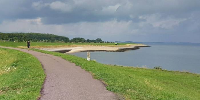 Burgemeester Naterop gunt jongeren hun eigen strandje bij Wemeldinge