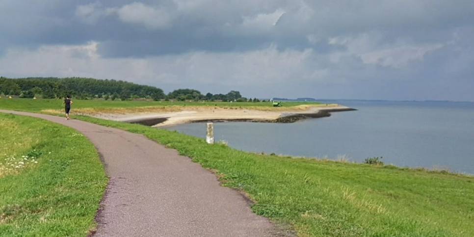 Burgemeester Naterop gunt jongeren hun eigen strandje bij Wemeldinge