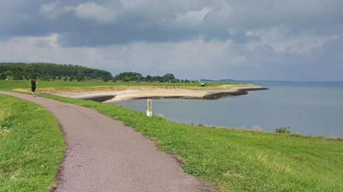 Burgemeester Naterop gunt jongeren hun eigen strandje bij Wemeldinge