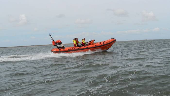 KNRM en politie bergen motorjacht