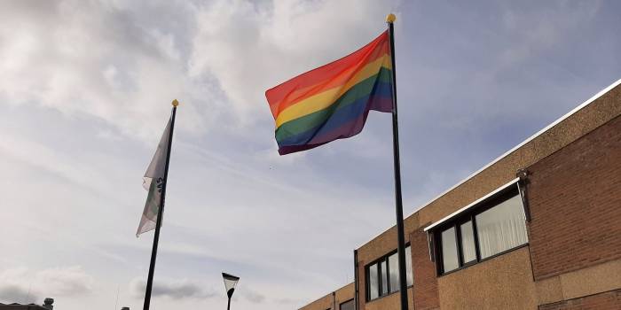 Regenboogvlag wappert bij alle Bevelandse gemeenten