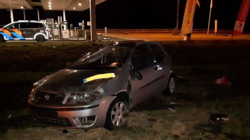 Dronken automobilist rijdt auto in de prak op A58