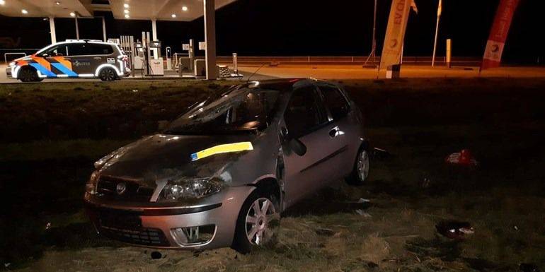 Dronken automobilist rijdt auto in de prak op A58