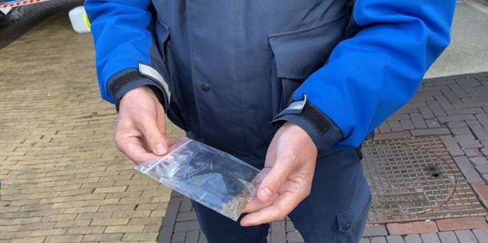 Vrijwilliger Kapelle vindt drugs bij schoolplein: 'Het ziet eruit als snoepjes'