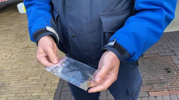 Vrijwilliger Kapelle vindt drugs bij schoolplein: 'Het ziet eruit als snoepjes'