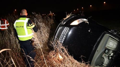 Auto in sloot naast Kanaalweg Kruiningen