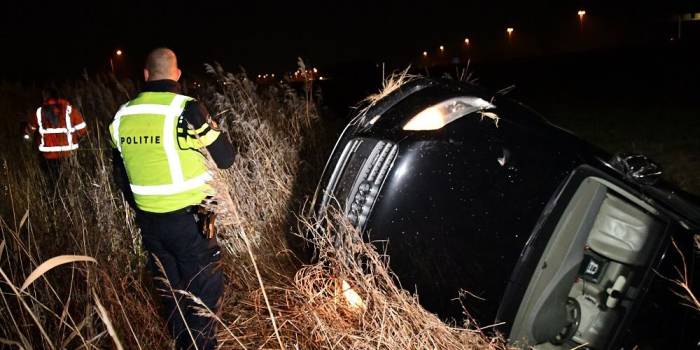 Auto in sloot naast Kanaalweg Kruiningen