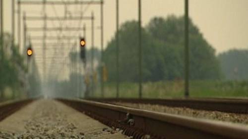 Auto staat lange tijd vast op spoor Goes