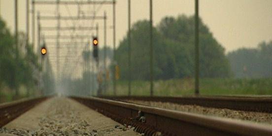 Auto staat lange tijd vast op spoor Goes