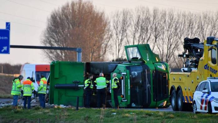 Vrachtwagen gekanteld N62 Heinkenszand, auto rijdt door