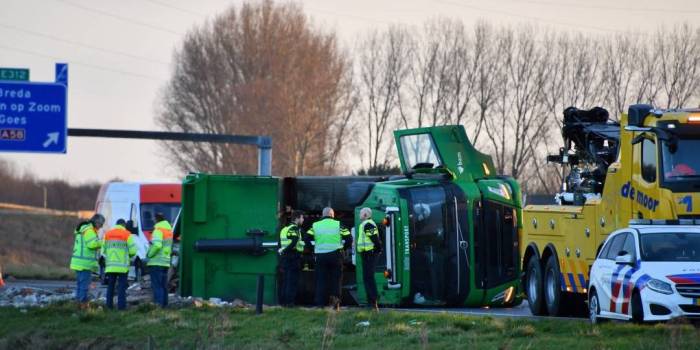 Vrachtwagen gekanteld N62 Heinkenszand, auto rijdt door