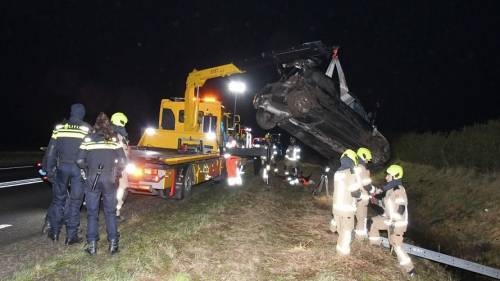 Auto in sloot naast Deltaweg (N256) bij Kats