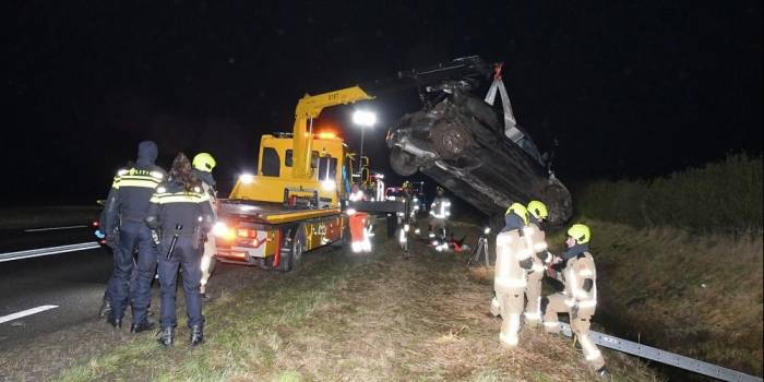 Auto in sloot naast Deltaweg (N256) bij Kats