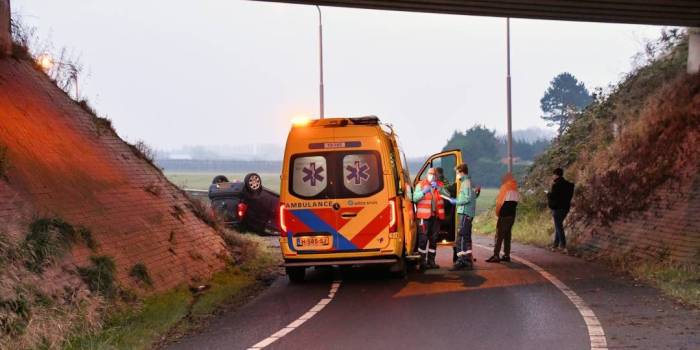 Auto op de kop bij Kloetinge