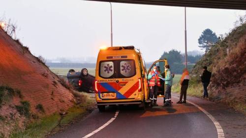 Auto op de kop bij Kloetinge