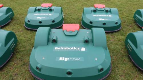 Robot maait voortaan de sportvelden in Borsele