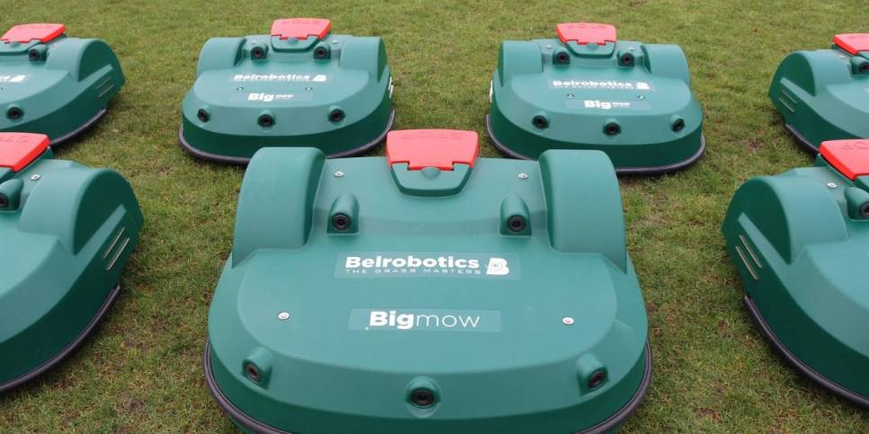 Robot maait voortaan de sportvelden in Borsele